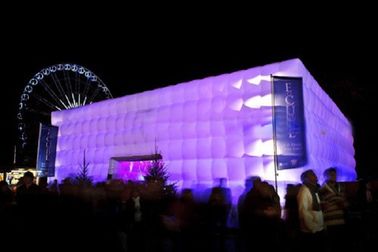 巨大な紫色の照明展覧会のために印刷される膨脹可能な立方体のテント