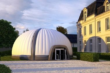 十分にカスタマイズ可能で膨脹可能なテントの大きく膨脹可能なドームは建物を構成します
