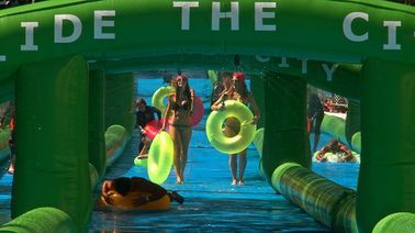 緑の巨大で膨脹可能な水スライド、狂気の楽しみ1000のFtの膨脹可能で巨大なスライド