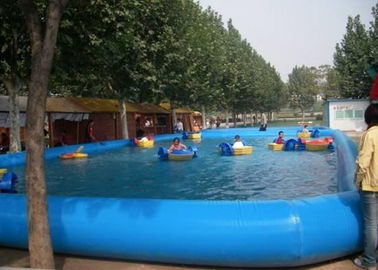 膨脹可能なおもちゃの /Inflatable のプールが付いている装置の子供のプールに水をまいて下さい