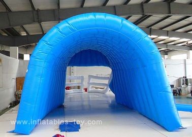大きい暗藍色のアメリカの侵入者の膨脹可能なフットボール用ヘルメットのトンネル