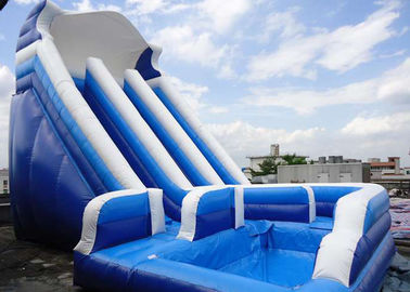 巨大な商業水スライド、青はプールが付いている膨脹可能な水スライドをからかいます
