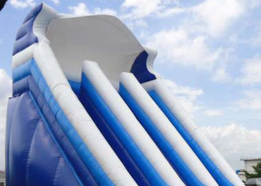 巨大な商業水スライド、青はプールが付いている膨脹可能な水スライドをからかいます