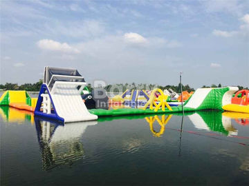 主題膨脹可能な浮遊水公園の耐久の膨脹可能な遊園地を縫合します