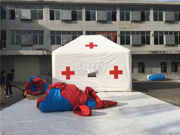 昇進のロゴの印刷を用いる白い赤十字の屋外の医学の膨脹可能なテント