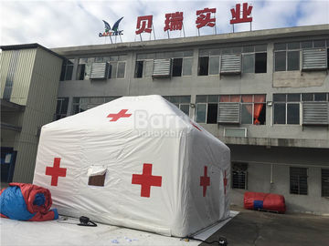 昇進のロゴの印刷を用いる白い赤十字の屋外の医学の膨脹可能なテント