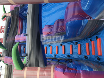 紫色の大人はプール、スリップnのスライドが付いている膨脹可能な水スライドをからかいます