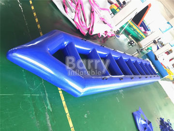 PVCウォーターパークブルークレイジーインフレータブルウォーターフライングボート環境保護