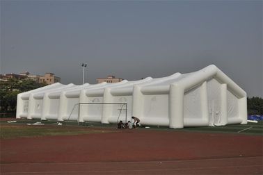 結婚の装飾のためのロマンチックで膨脹可能なテントは、屋外の白い党テントを半球形に作ります
