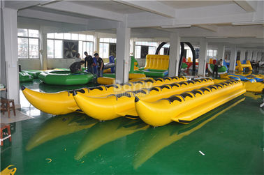 水公園のための黄色く膨脹可能なバナナ ボート ポリ塩化ビニールの防水シート水おもちゃ