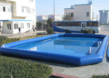 子供の地上の爆発のプールの上で大きい青く膨脹可能で深いプール