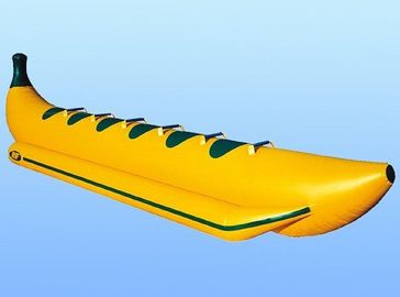 黄色く膨脹可能なボートは 6 人の Towable バナナ水ゲームの管をもてあそびます