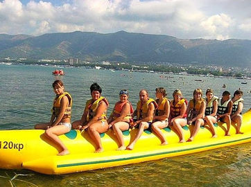 巨大な水膨脹可能なおもちゃのボート、大人のための耐久の膨脹可能なバナナ ボート