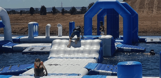 ワクワクし 多用性のある 膨らませられる浮遊水上公園 2 年間の保証