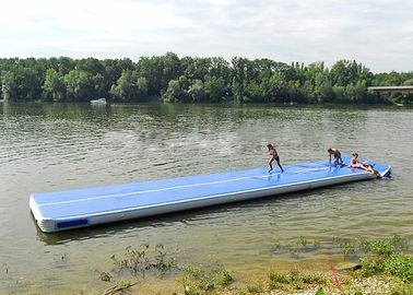 長く青く滑らかなゴム製空気堅いヨガのマット、水のための浮遊膨脹可能な空気トラック