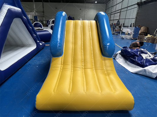 湖インフレータブルウォータータワークライミングスライド、工場直販インフレータブルフローティングウォータースライドウォーターパーク用