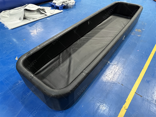 黒い長方形のインフレータブルドロップステッチプール 複数の空気技術 アウトドアインフレータブルプール カスタマイズ