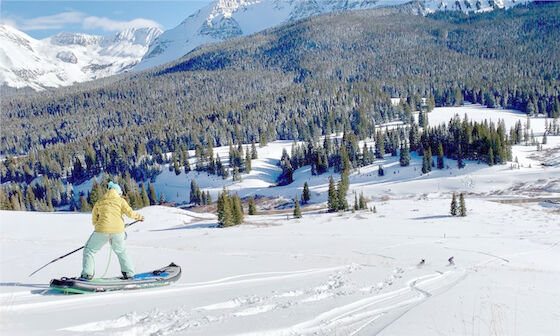 エヴァの冷たい冬は雪の膨脹可能なスキー板のかい搭乗を立てる
