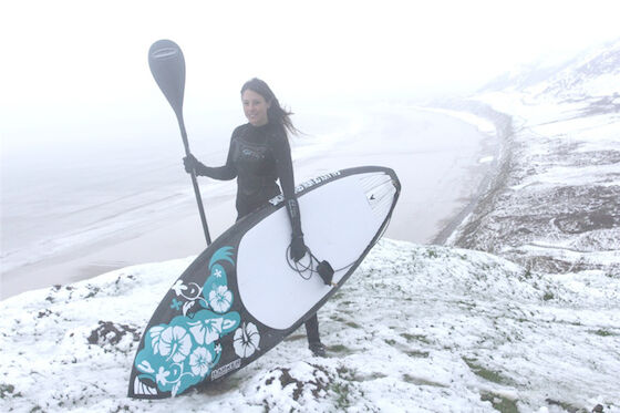 エヴァの冷たい冬は雪の膨脹可能なスキー板のかい搭乗を立てる