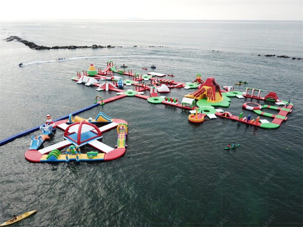防水 膨らませられる浮遊水上公園 サイズと航空輸送速度によって決定