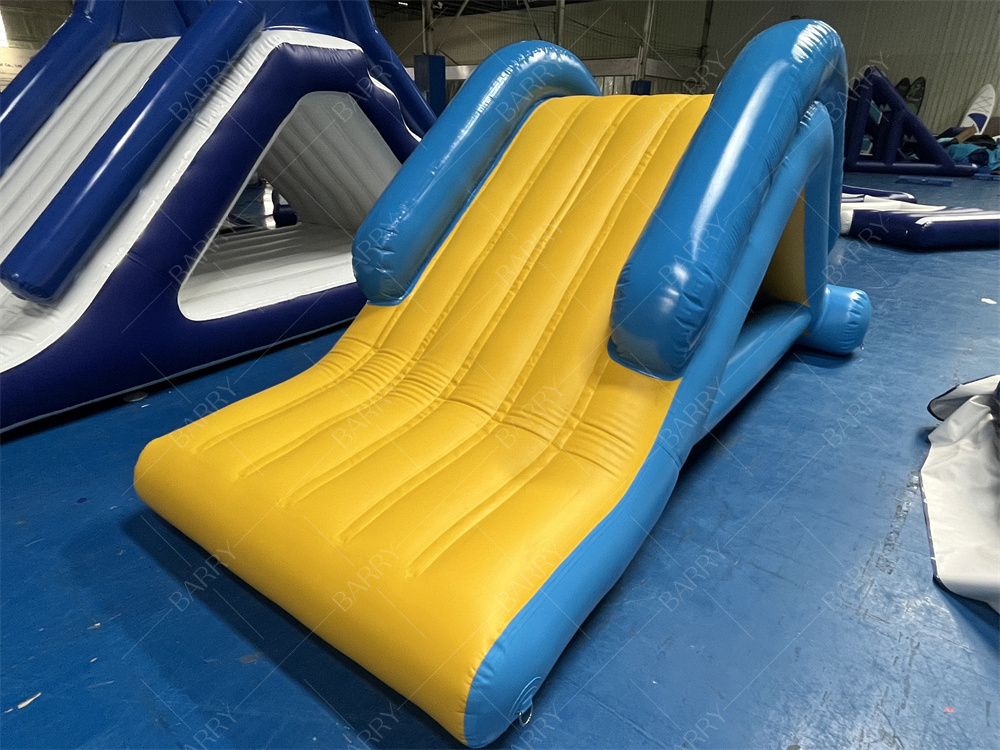 湖インフレータブルウォータータワークライミングスライド、工場直販インフレータブルフローティングウォータースライドウォーターパーク用