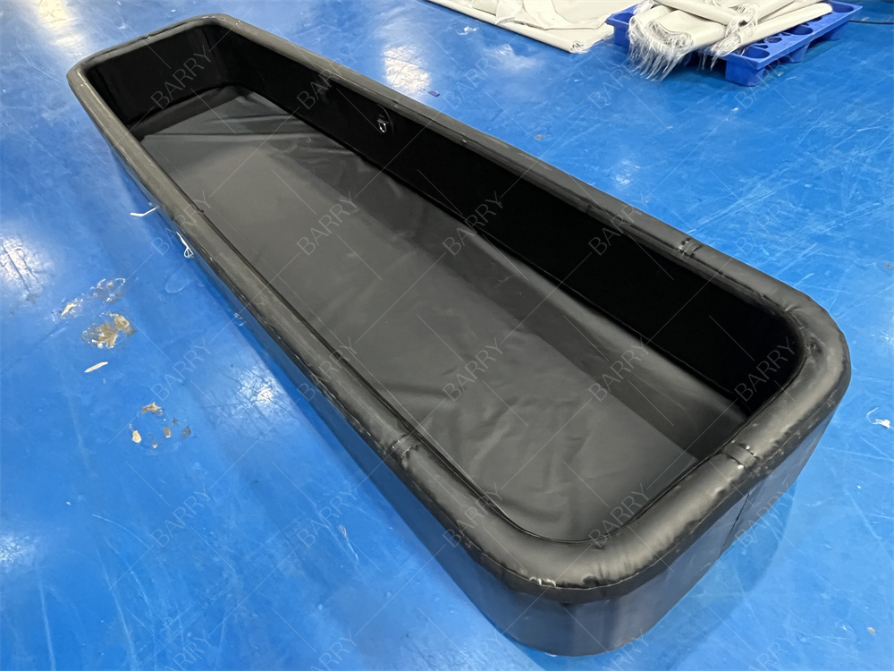 黒い長方形のインフレータブルドロップステッチプール 複数の空気技術 アウトドアインフレータブルプール カスタマイズ