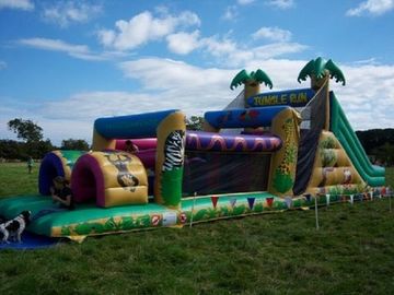 子供の膨脹可能な障害物コースの操業 EN14960 巨大なジャングル Inflatables