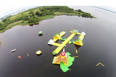 驚くばかりの極度の大きい湾膨脹可能な水公園、海洋のための黄色いウォーター・スポーツ