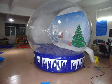 透明で膨脹可能な広告プロダクト クリスマスの雪の地球