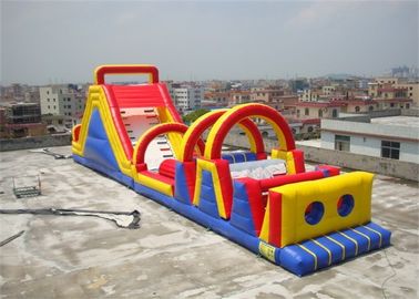 爆発の子供および大人のゲームのための魅力的で膨脹可能な障害物コース