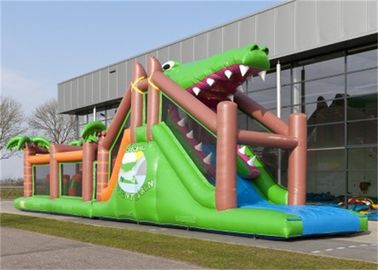 子供の巨大で膨脹可能なゲームのための美しい緑の鮫の爆発の障害物コース